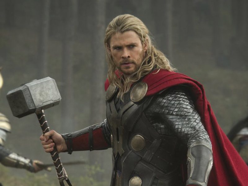 THOR: RAGNAROK | Uma singela homenagem do Thor ao Mjolnir!