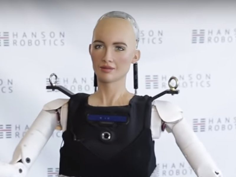 MEDO REAL | Sophia, a robô com cidadania saudita, agora sabe andar!