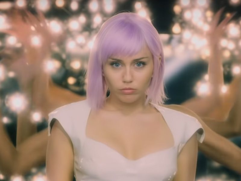 BLACK MIRROR | Quinta temporada traz Miley Cyrus para as telas! Veja o trailer!