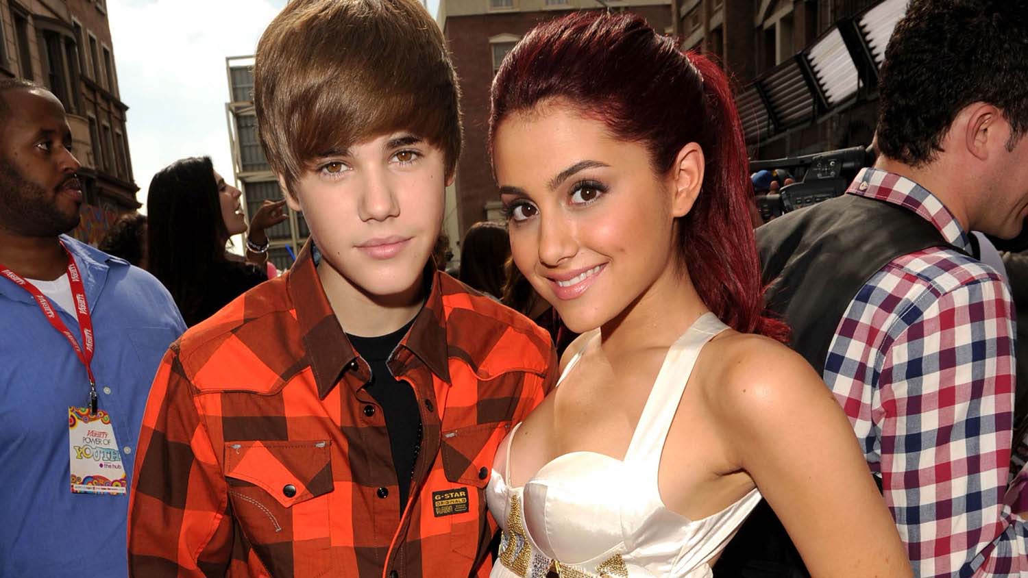 STUCK WITH U | Justin Bieber e Ariana Grande lançam single!