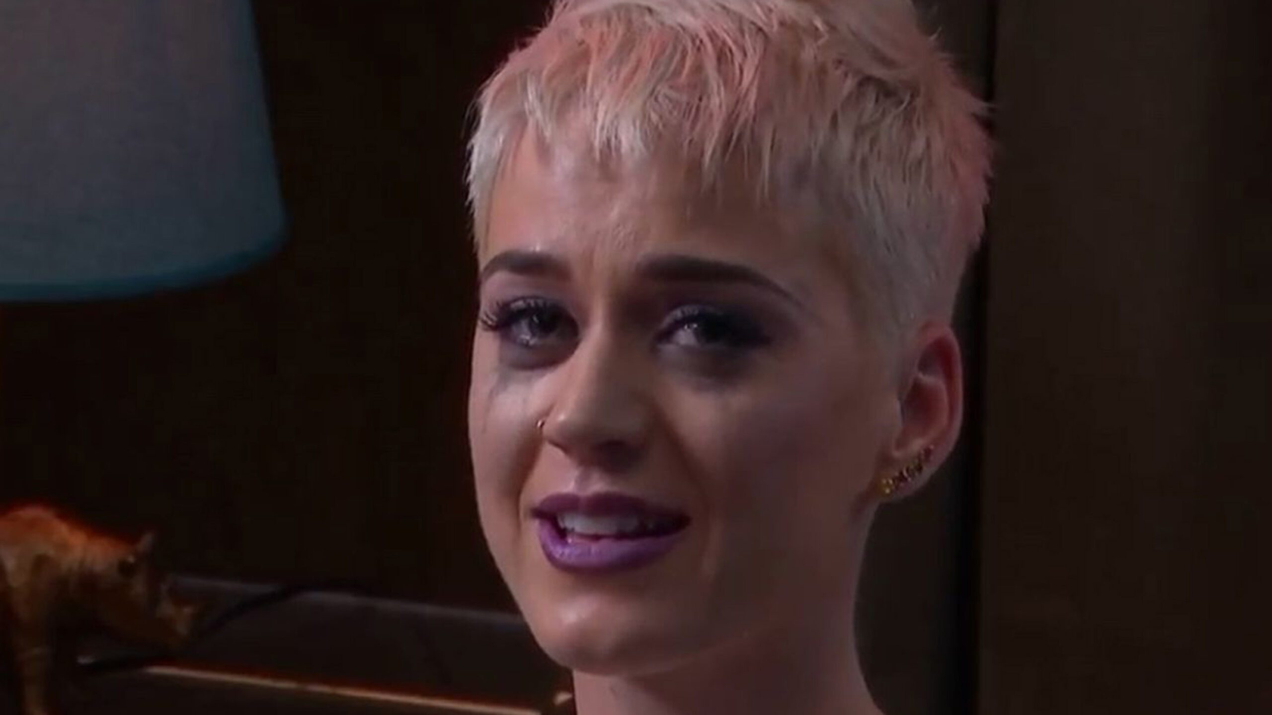 Katy Perry lança novo clipe com Zooey Deschanel