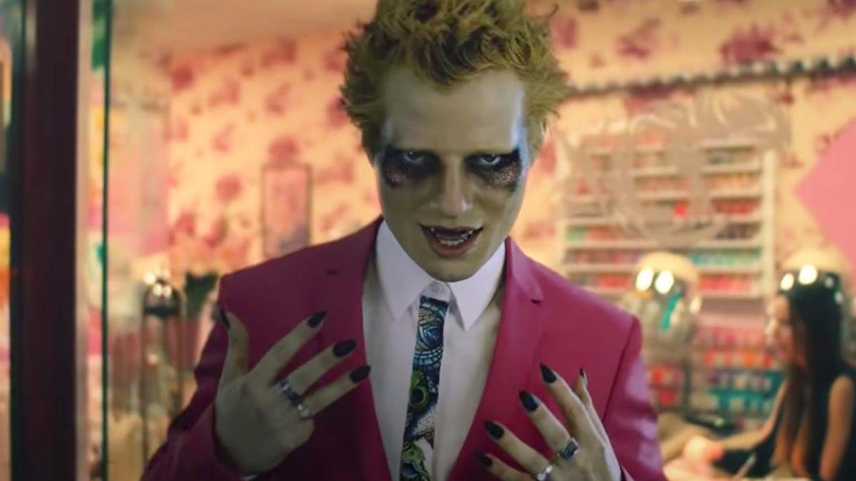 Ed Sheeran lança o clipe de “Bad Habits”, seu mais novo single