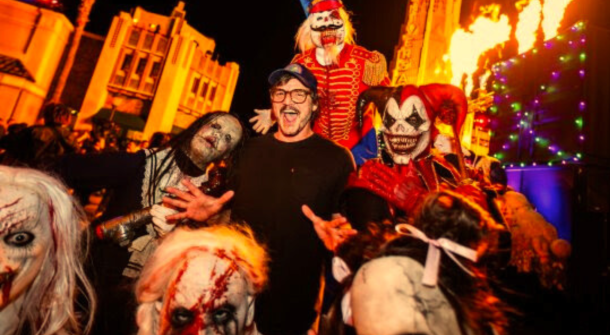 Pedro Pascal visita o Halloween Horror Nights do Universal Studios Hollywood